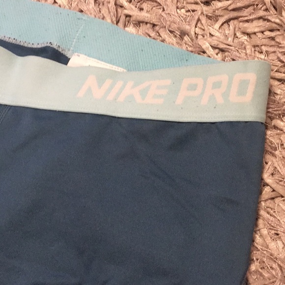 Nike pro leggings / capris - Picture 2 of 6